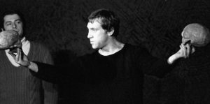1 марта 1972 года. Актер Владимир Высоцкий в роли Гамлета в одноименном спектакле Театра на Таганке. Фото: Леон Дубильт, РИА Новости
